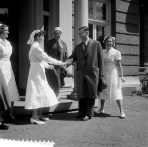 Burgemeester G. van Hall verlaat Boerhaavekliniek, Bestanddeelnr 908-6564