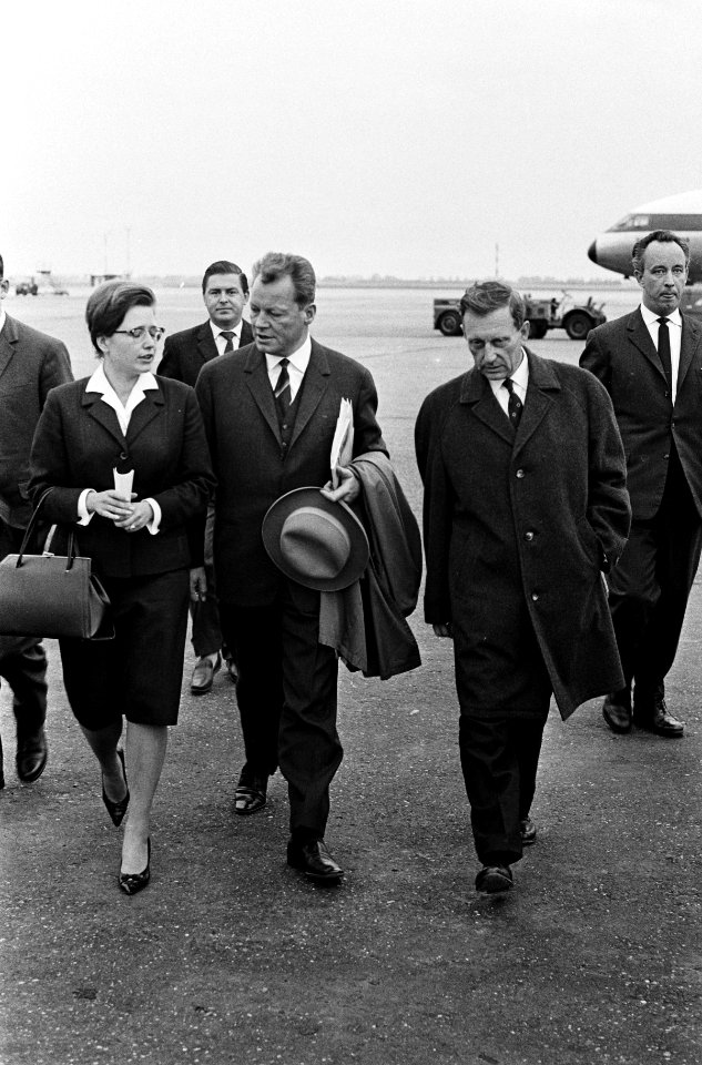 Burgemeester Willy Brandt van Berlijn op Schiphol voor bijwonen congres, Bestanddeelnr 915-5077