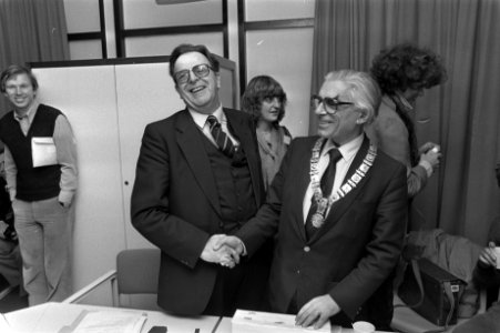 Burgemeester Wim Polak (rechts) maakt kennis met de voorzitter van de deelraad,…, Bestanddeelnr 931-8372