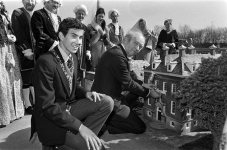 Burgemeester Frans Schols (rechts) bevestigt het bordje '25 jaar Madurodam' op d, Bestanddeelnr 929-0993