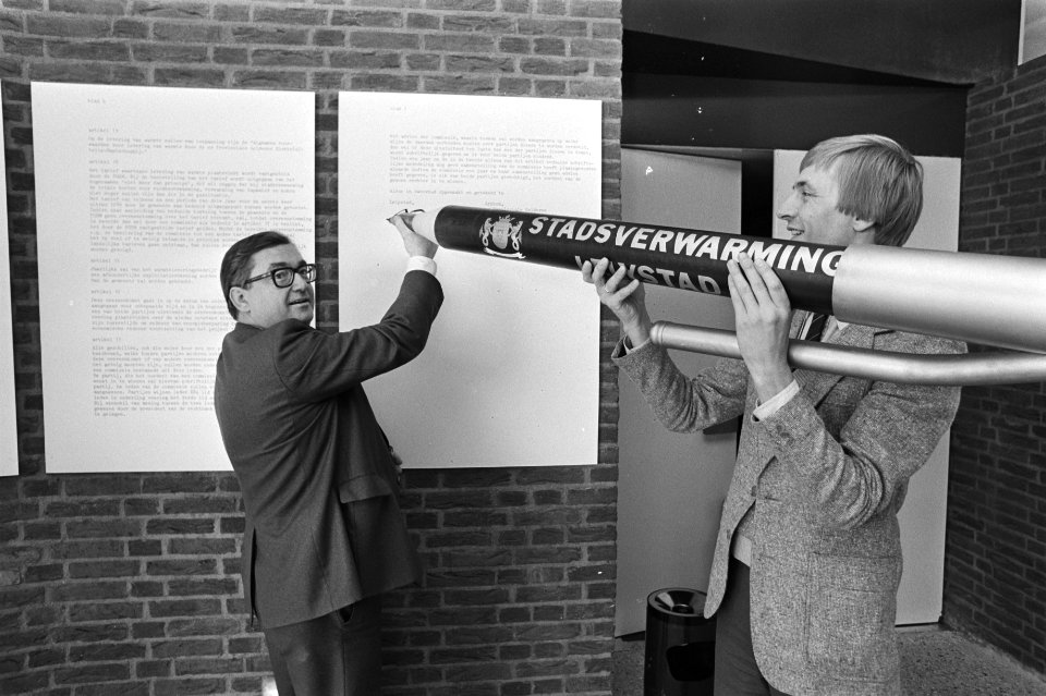 Burgemeester Gruyters (D66) tekent met een uit een verwarmingsbuis gemaakte pen,, Bestanddeelnr 931-7756