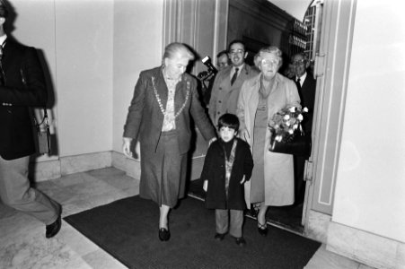 Burgemeester Vos-van Gortel (links) begeleidt bij aankomst (v.l.n.r.) Jorge Guil, Bestanddeelnr 931-7373
