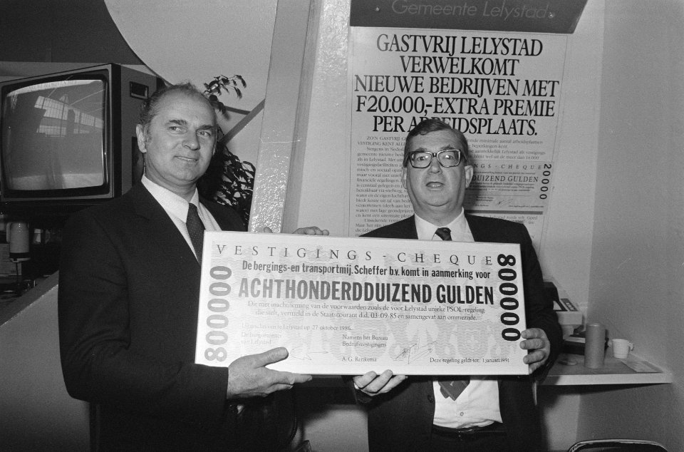 Burgemeester Gruijters (r) van Lelystad overhandigt cheque met vestigingspremie , Bestanddeelnr 933-7972