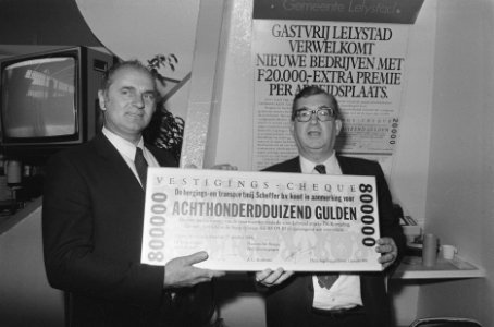 Burgemeester Gruijters (r) van Lelystad overhandigt cheque met vestigingspremie , Bestanddeelnr 933-7972