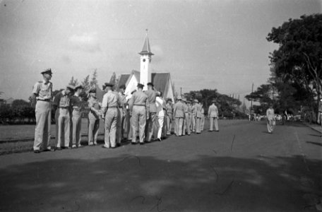 Burgemeester Bisschopplein Batavia. Negentien KNIL-militairen ontvangen ondersch…, Bestanddeelnr 6880