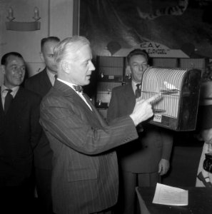 Burgemeester Amsterdam dAilly op kanarietentoonstelling Artis, Bestanddeelnr 906-1042