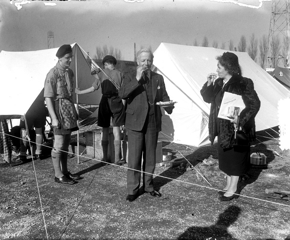 Burgemeester Amsterdam opent Nationale Kampeertentoonstelling op het IJsclubterr, Bestanddeelnr 905-6559