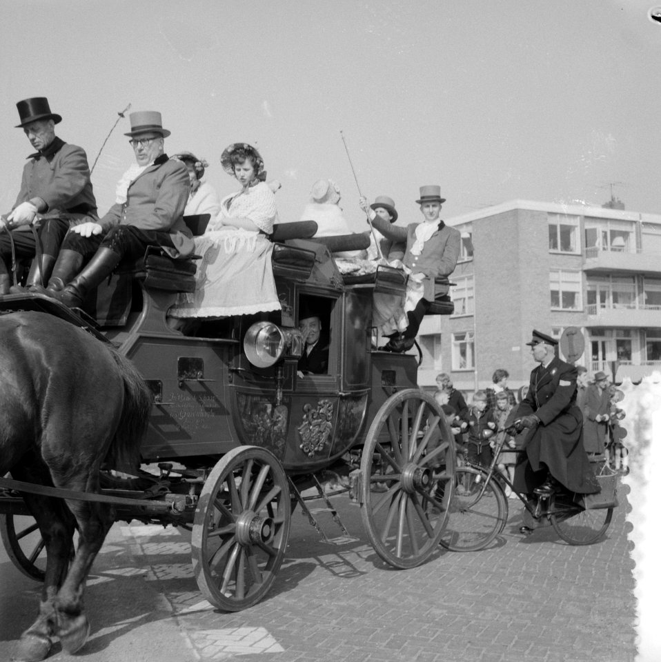 Burgemeester A H van Gelderen van Zaandijk viert 25-jarig jubileum In oude En, Bestanddeelnr 911-1058