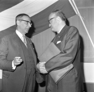Burgemeester Gijsbert van Hall (l) in gesprek met KVP minister Pieter Bogaers va, Bestanddeelnr 919-6064