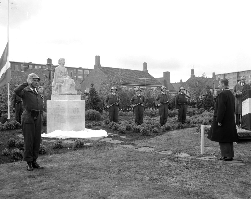 Burgemeester Gijs van Hall onthult het oorlogsmonument aan de Egidiusstraat in B, Bestanddeelnr 908-5514