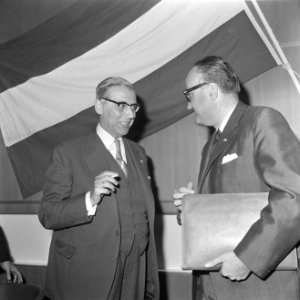 Burgemeester Gijsbert van Hall (l) in gesprek met KVP minister Pieter Bogaers va, Bestanddeelnr 919-6065