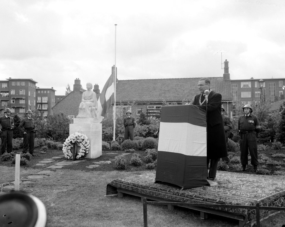 Burgemeester Gijs van Hall onthult het oorlogsmonument aan de Egidiusstraat in B, Bestanddeelnr 908-5515