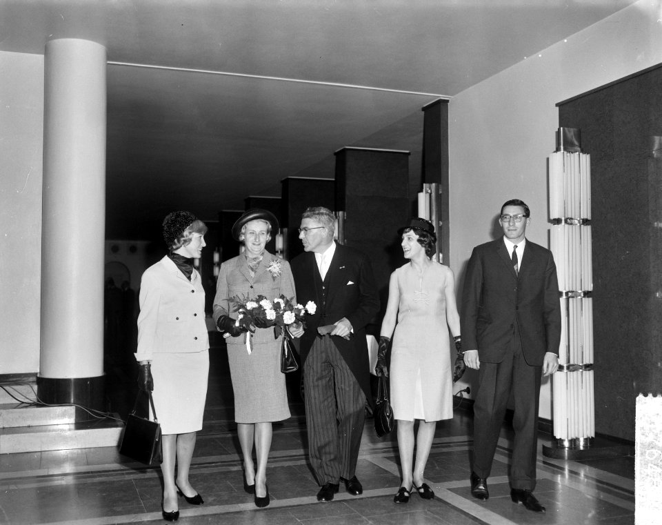 Burgemeester W. Thomassen afscheid genomen van Enschede hier met echtgenote, bei, Bestanddeelnr 917-6484