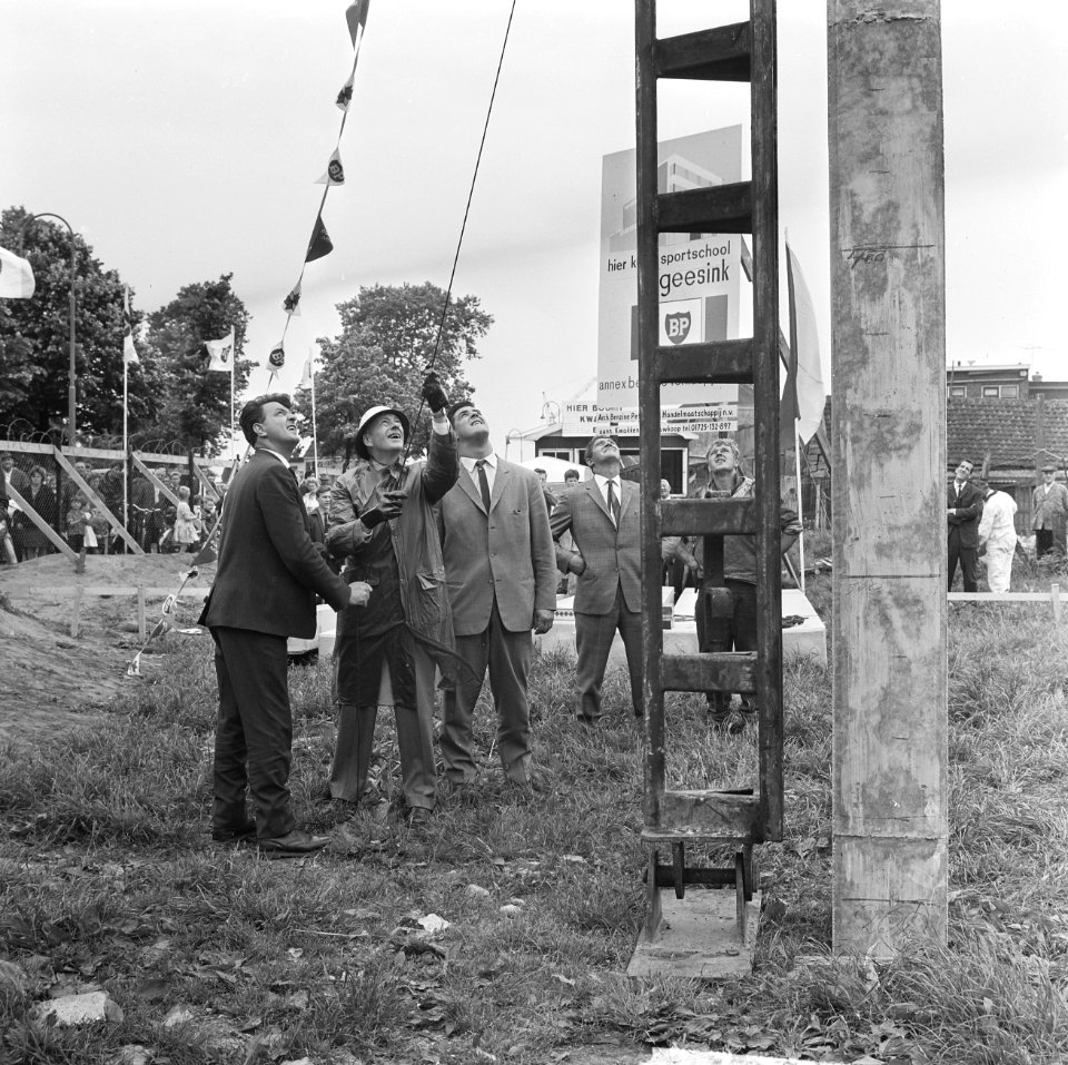 Burgemeester van Utrecht C J A de Ranitz eerste paal geslagen voor nieuwe spo, Bestanddeelnr 916-5107