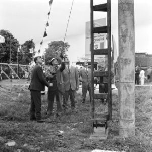 Burgemeester van Utrecht C J A de Ranitz eerste paal geslagen voor nieuwe spo, Bestanddeelnr 916-5107