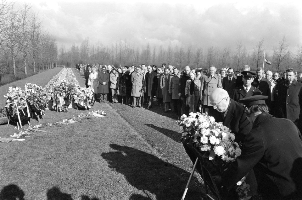 Burgemeester Ivo Samkalden van Amsterdam legt een herdenkingskrans, Bestanddeelnr 929-1132