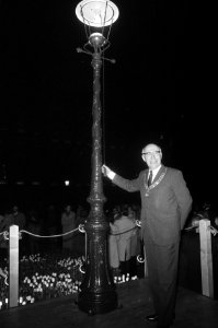 Burgemeester Ivo Samkalden 1912-1995 ontsteekt op de Dam de feestverlichting, Bestanddeelnr 927-8985