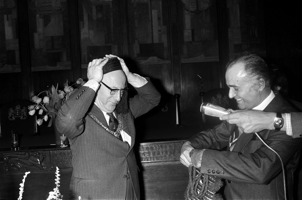 Burgemeester Ivo Samkalden 1912-1995 zet een Joegoslavische muts op, Bestanddeelnr 927-8980