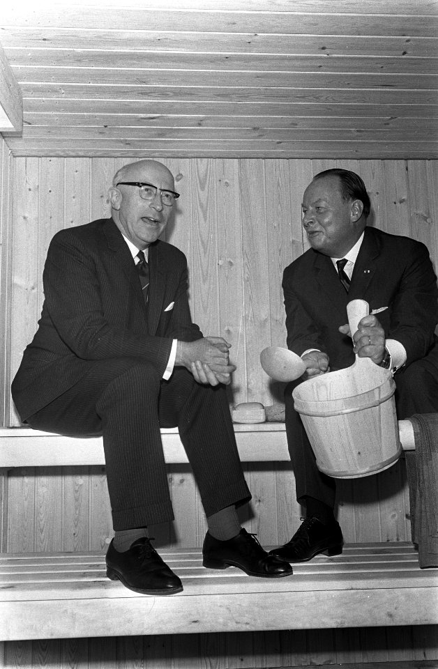 Burgemeester J. Samkalden (links) en burgemeester Teuvo Aura van Helsinki zitten, Bestanddeelnr 921-6715