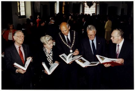 Burgemeester Jaap Pop ontvangt samen met de oud-burgemeesters Reehorst en Schmitz en oud-CvdK De Wit en CvdK Van Kemenade in de Gravenzaal van het stadhuis het boek Deugd boven geweld t.g. NL-HlmNHA 54035259