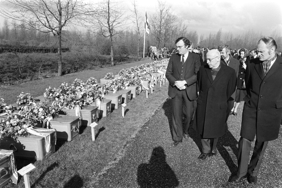 Burgemeester Ivo Samkalden van Amsterdam loopt langs de kisten, Bestanddeelnr 929-1134
