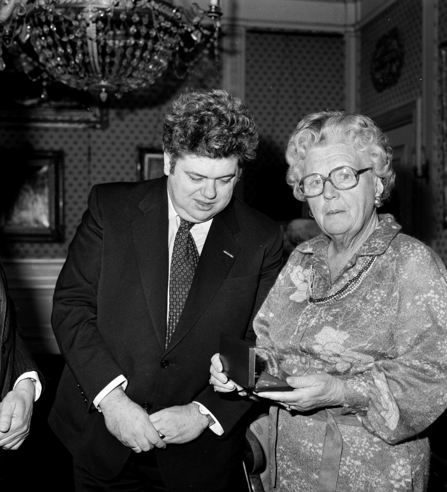 Burgemeester Vonhoff van Utrecht biedt op Soestijk koningin Juliana serie herden, Bestanddeelnr 930-0661