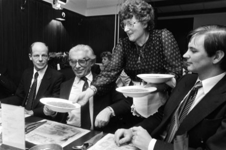 Burgemeester Polak krijgt een bord erwtensoep geserveerd, Bestanddeelnr 932-4004