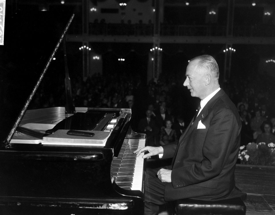 Burgemeester van Utrecht C.J.A. de Ranitz tijdens een solo-concert op de piano, Bestanddeelnr 918-3140