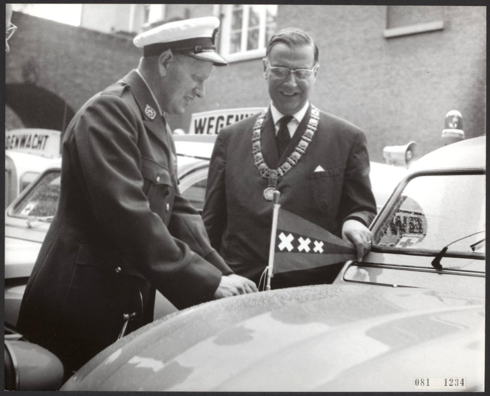 Burgemeesters, hulpverlening, auto's, Hall, Gijs van, Bestanddeelnr 081-1234