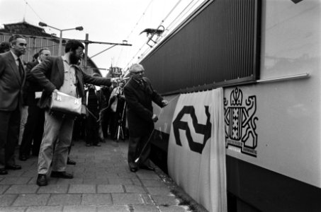 Burgemeester Polak geeft op CS in Amsterdam locomotief 1601 de naam Amsterdam., Bestanddeelnr 932-0934