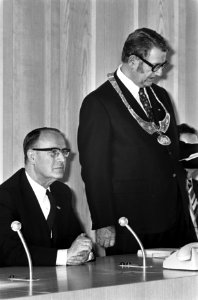 Burgemeester Laan van Zaanstad (rechts) en Kranenburg (commissaris van de koning, Bestanddeelnr 927-9271