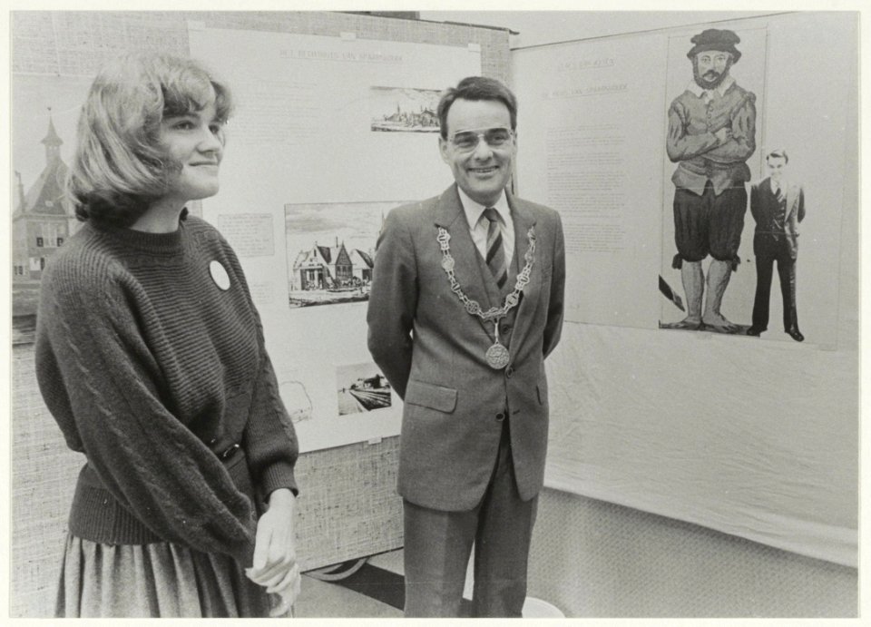 Burgemeester IJsselmuiden opent de tentoonstelling 550 Jaar Vereenigde Binnenpolder met links Gem. Archivaris Corien Glaudemans, in de St.Franciscusschool in Haarlemmerliede. NL-HlmNHA 54016534 01