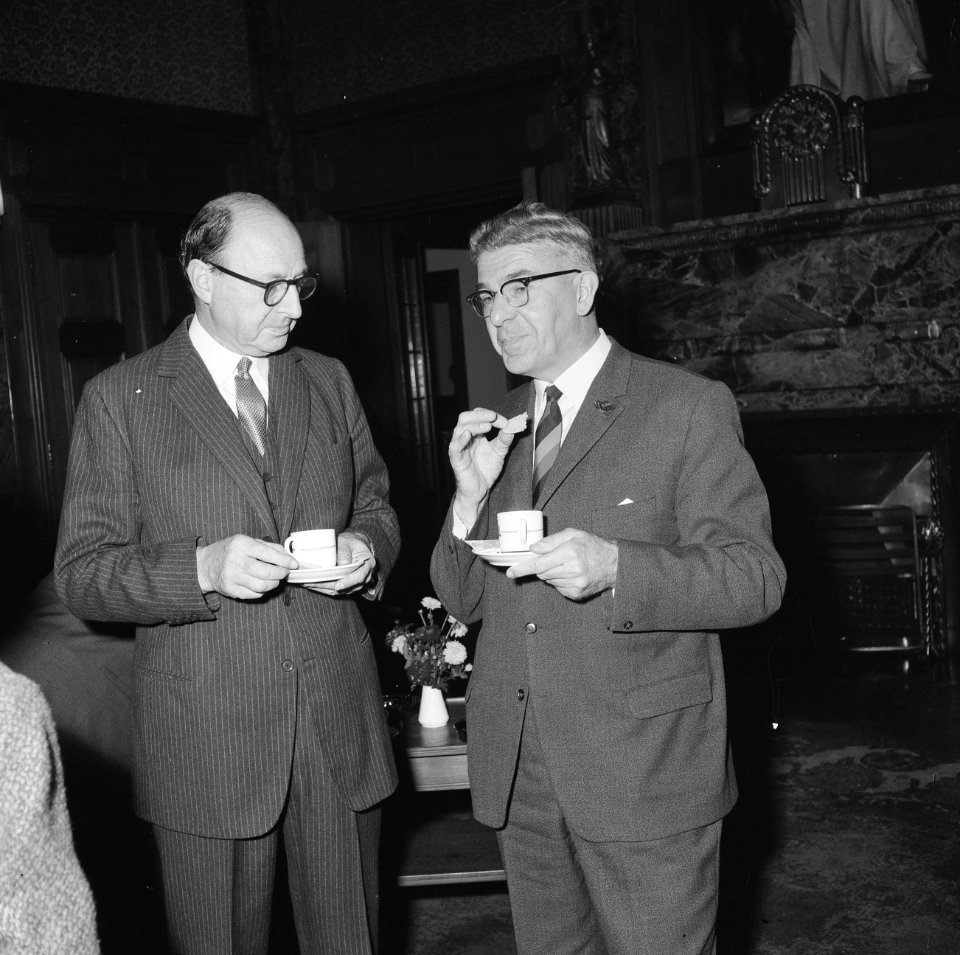 Burgemeesters, ambassadeurs, koffie, stadhuizen, Bestanddeelnr 918-3307