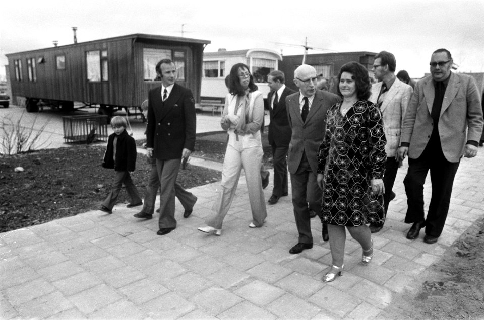 Burgemeester Ivo Samkalden 1912-1995 wandelt door het woonwagenkamp, Bestanddeelnr 927-8941
