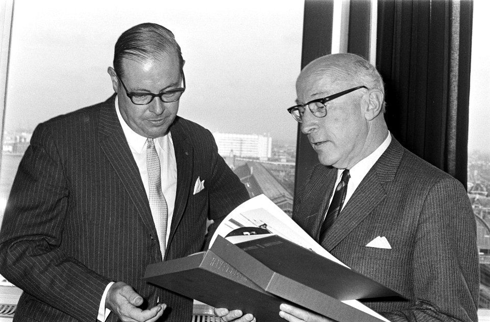 Burgemeester I. Samkalden ontving het boek Havenboek Amsterdam van uitgever J., Bestanddeelnr 922-8225