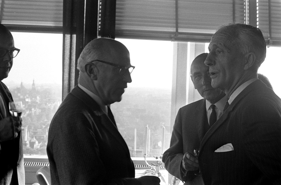 Burgemeester I. Samkalden ontving het boek Havenboek Amsterdam van de uitgever, Bestanddeelnr 922-8228