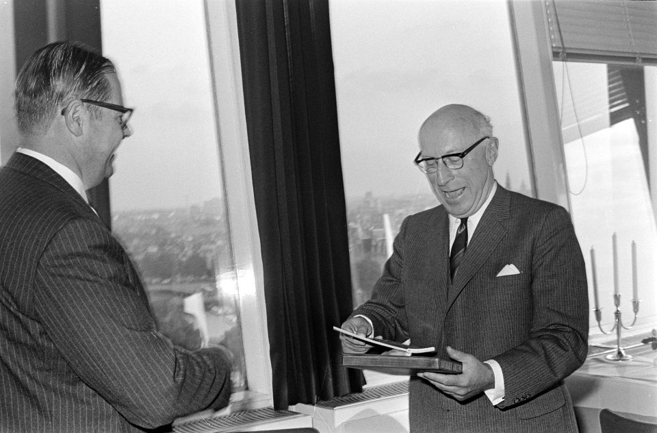 Burgemeester I. Samkalden ontving het boek Havenboek Amsterdam van de uitgever, Bestanddeelnr 922-8226