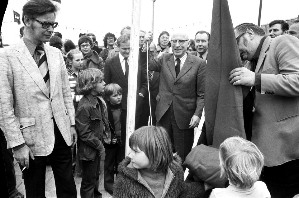 Burgemeester Ivo Samkalden 1912-1995 helpt bij het hijsen van de vlag, Bestanddeelnr 927-8942