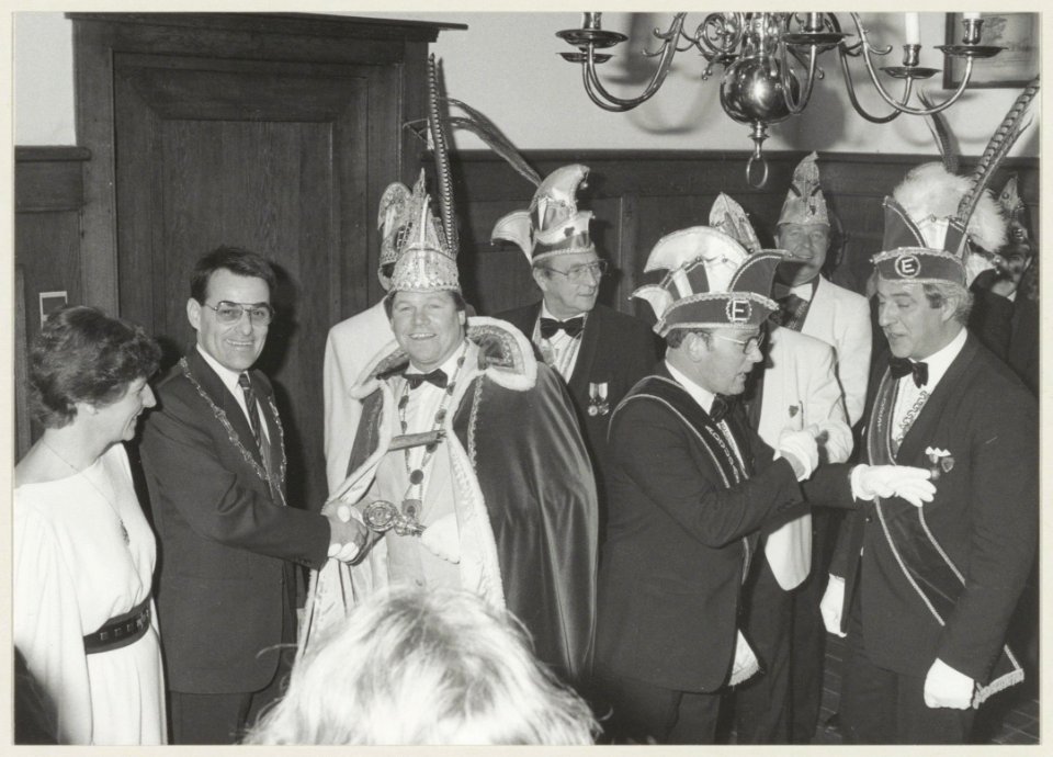 Burgemeester IJsselmuiden begroet Prins Carnaval tijdens de nieuwjaarsreceptie in het raadhuis van Halfweg. NL-HlmNHA 54014394