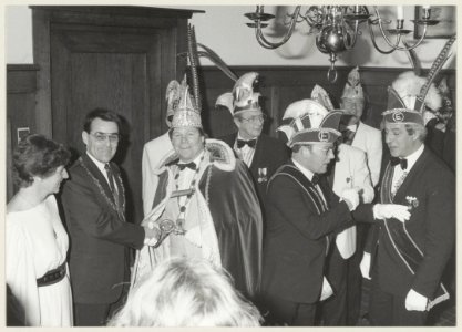 Burgemeester IJsselmuiden begroet Prins Carnaval tijdens de nieuwjaarsreceptie in het raadhuis van Halfweg. NL-HlmNHA 54014394