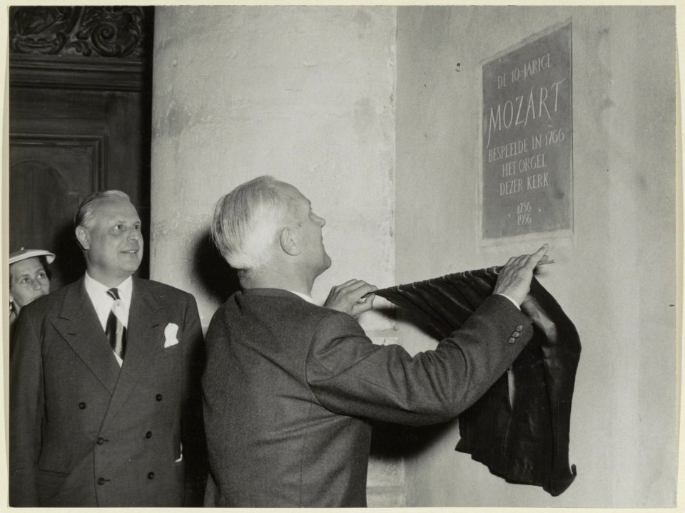 Burgemeester Mr.P.O.F.M. Cremers onthult een gedenksteen ter nagedachtenis aan het feit dat Mozart in 1766 het orgel in de Grote of St. Bavokerk bespeelde. NL-HlmNHA 54004241