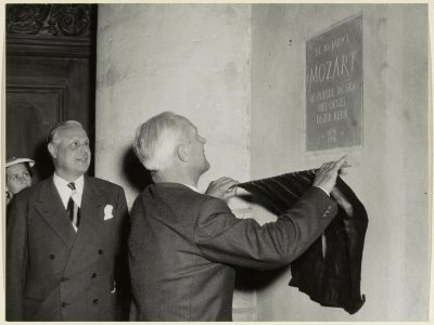 Burgemeester Mr.P.O.F.M. Cremers onthult een gedenksteen ter nagedachtenis aan het feit dat Mozart in 1766 het orgel in de Grote of St. Bavokerk bespeelde. NL-HlmNHA 54004241