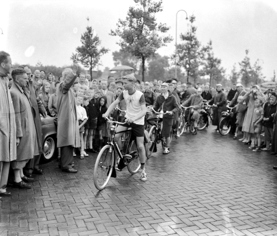 Burgemeester mr O P F M Cremers van Haarlem lost startschot van de muggenro, Bestanddeelnr 909-7613