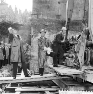 Burgemeester mr G van Hall heit eerste paal voor het studentenhuis naast het A, Bestanddeelnr 911-2100