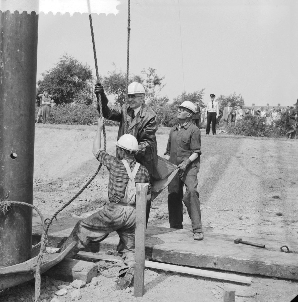 Burgemeester mr G E Van Walsum van Rotterdam heit de eerste paal voor het Dr, Bestanddeelnr 910-4632