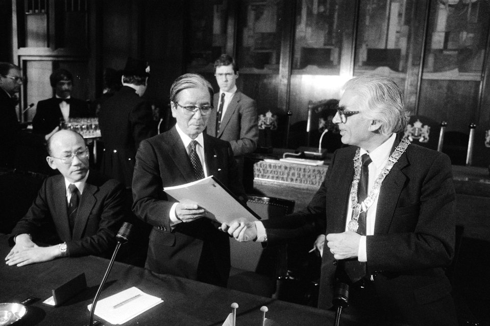 Burgemeester Polak (r) en I. Sato met het contract, Bestanddeelnr 932-5963