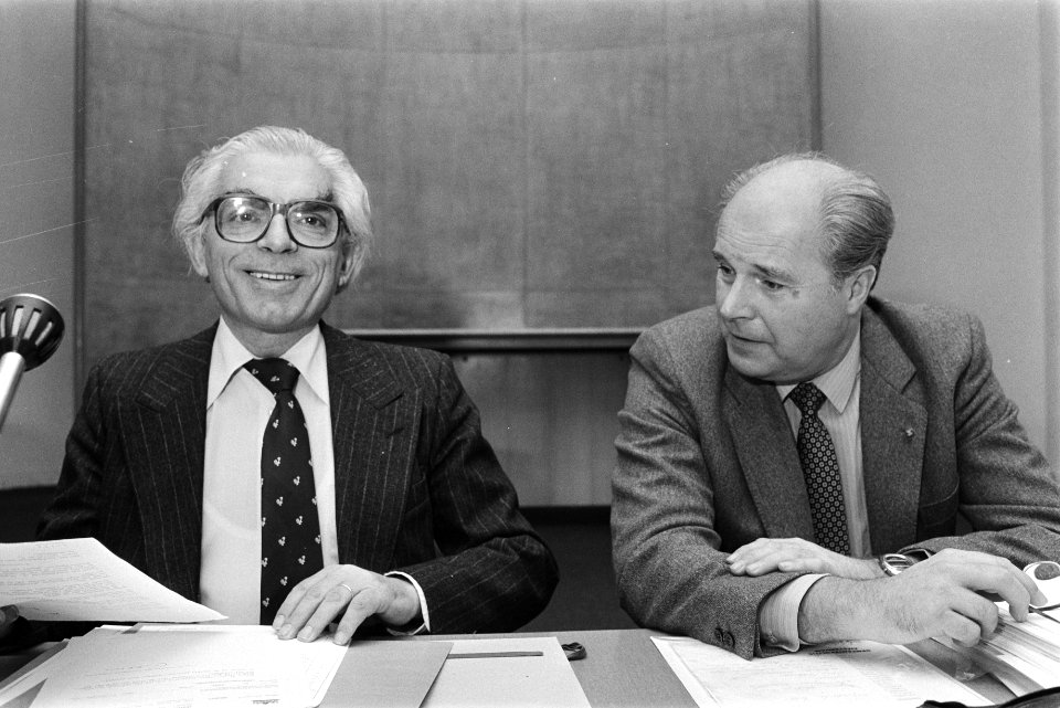 Burgemeester Polak (l) en hoofdcommissaris Valken, Bestanddeelnr 932-3837