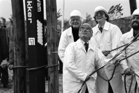 Burgemeester Polak (middenvoor) slaat de eerste paal, Bestanddeelnr 931-7315
