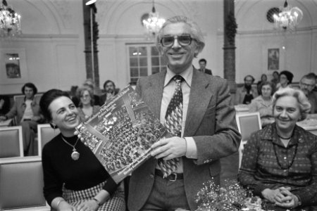 Burgemeester Polak (Amsteram) krijgt eerste exemplaar jubileumplaats Amsterdam P, Bestanddeelnr 929-4399