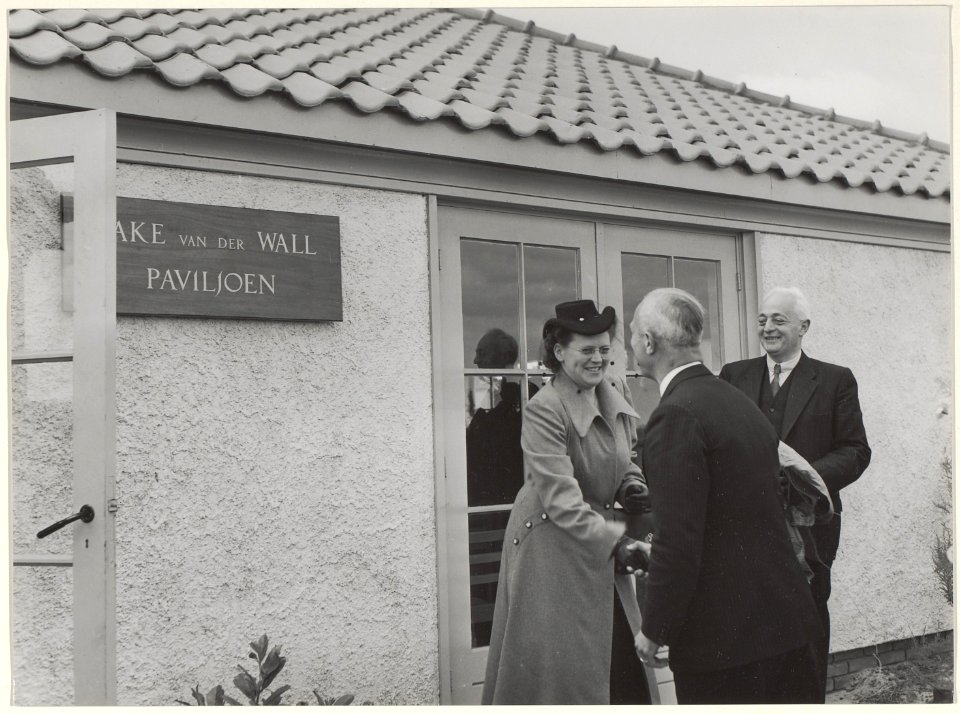 Burgemeester mr. P.O.F.M. Cremers bedankt mevr. van der Wall voor de onthulling van het naambord van het nieuwe Sake van der Wall Paviljoen, waarmede dit nazorgpaviljoen was geopend. recht s, NL-HlmNHA 54004109